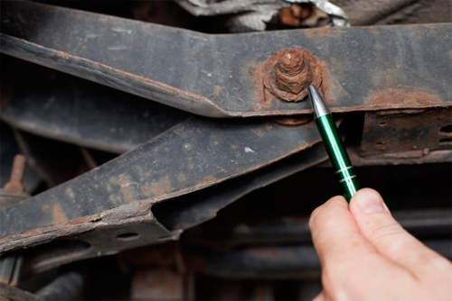 Заржавевший болт заднего рычага.