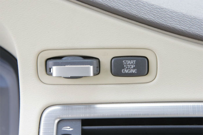 Слот для ключа и кнопка запуска