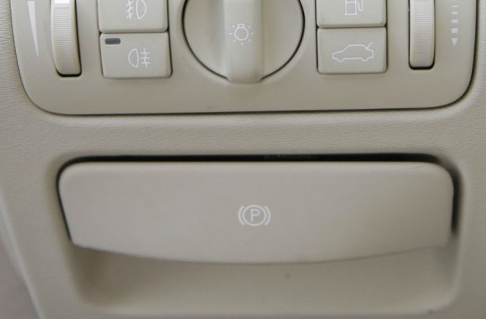 Клавиша включения электрического стояночного тормоза