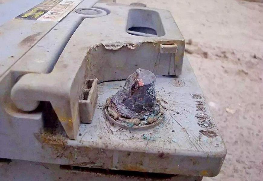 Испорченная клемма АКБ