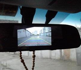 камера заднего вида в зеркале