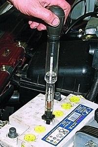 проверка аккумулятора ареометром