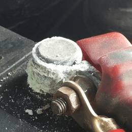 горит мигает лампа зарядки аккумулятора