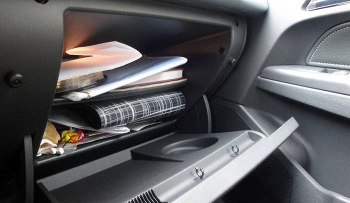 Автомобиль и бардачок