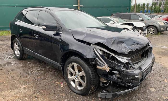 Битый автомобиль после аварии Автомобиль после ДТП