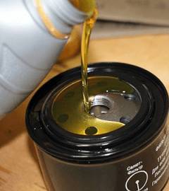 нужно ли заливать масло в фильтр