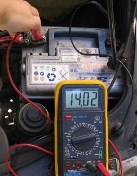 izmeryaem-napryazhenie-seti-elektropitaniya-avtomobilya-pri-rabotayushchem-dvigatele