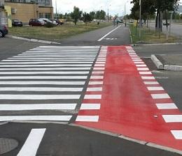 красная разметка на дороге