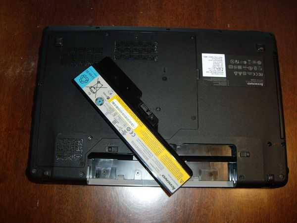 Ноутбук и вынутый аккумулятор