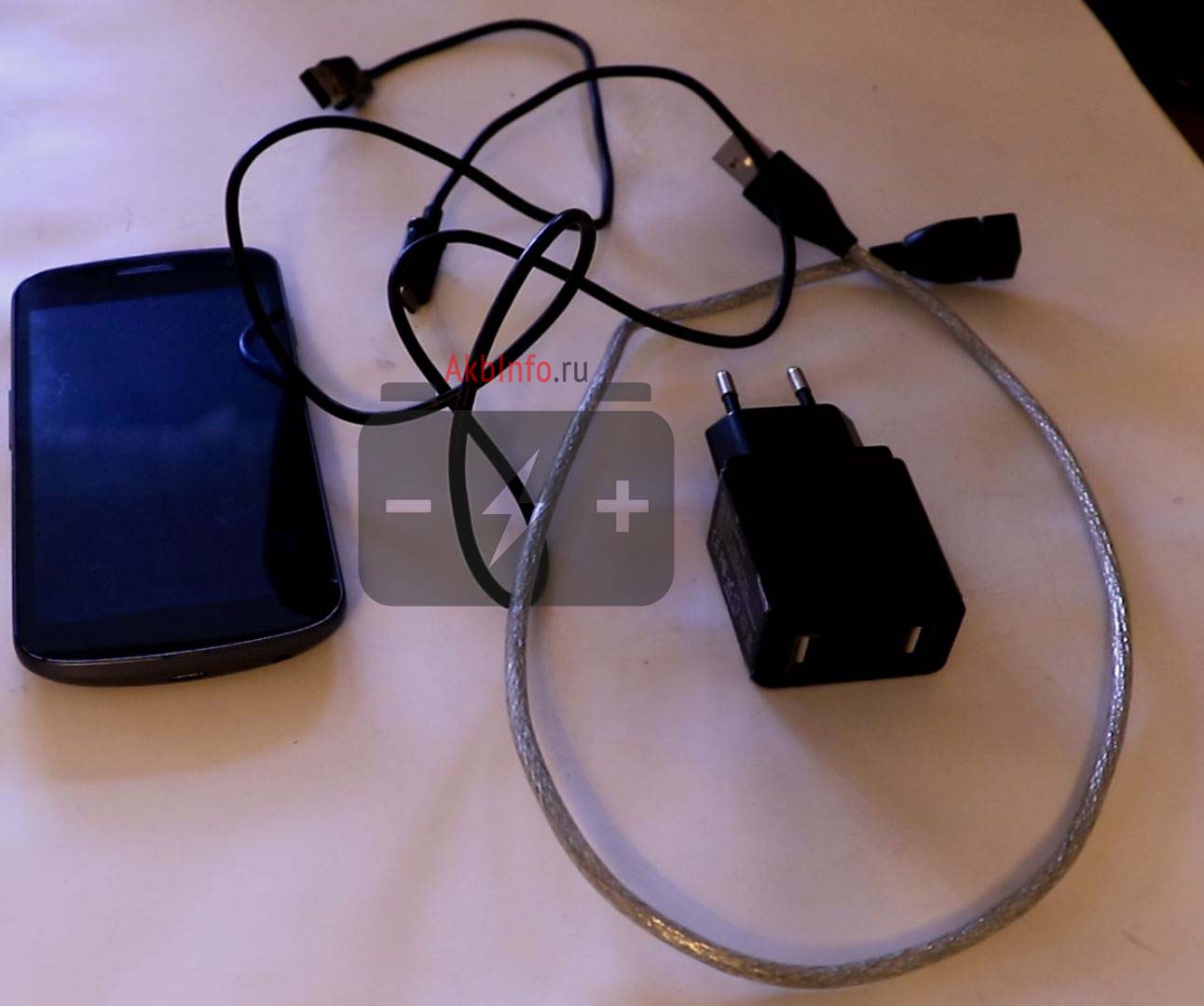 Для подключения потребуются два кабеля и зарядное устройство