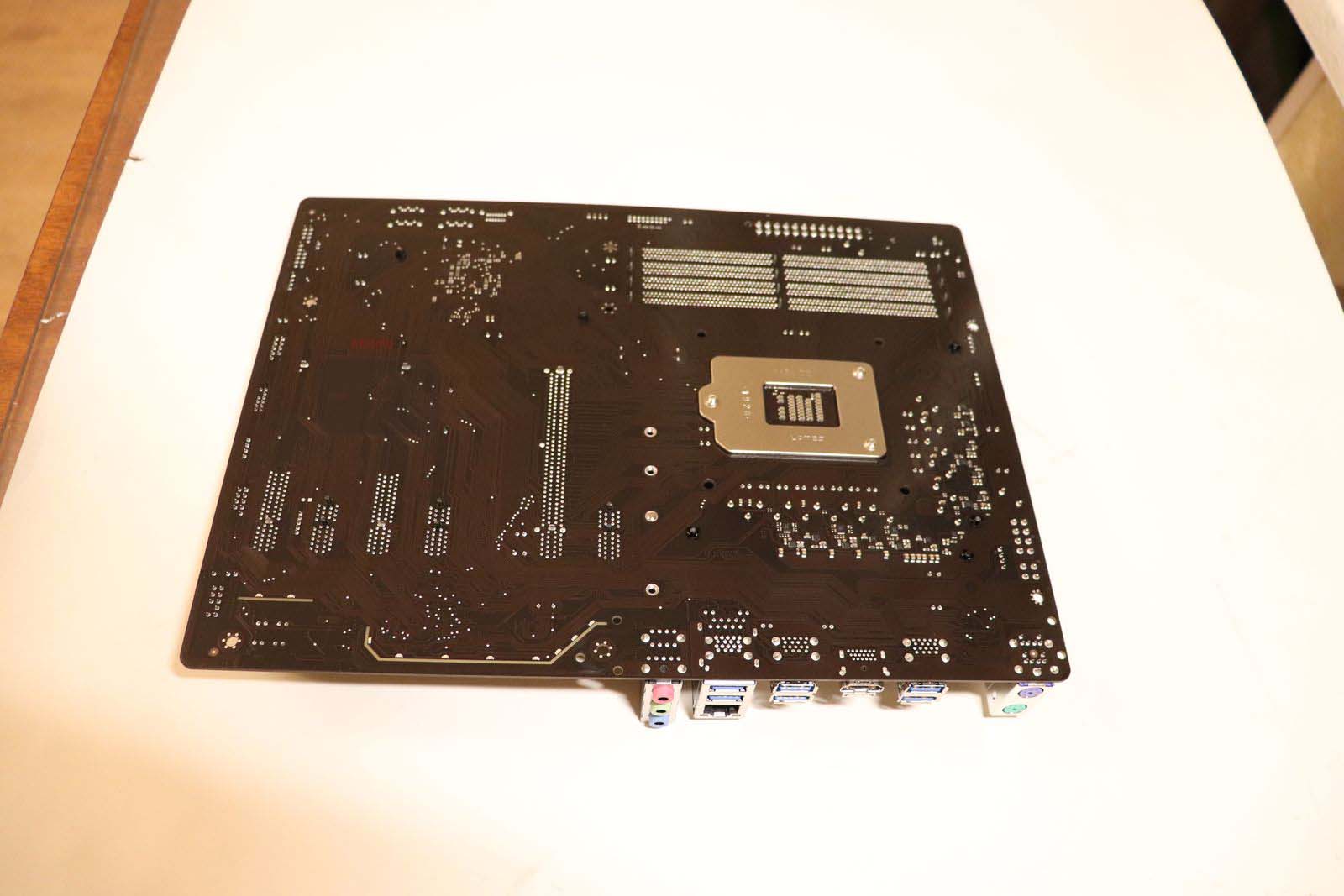 Обратная сторона платы Gigabyte Z390 UD