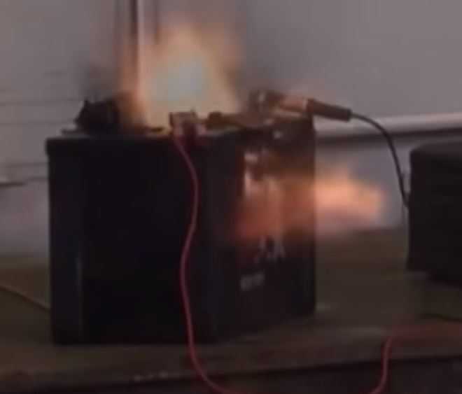 Взрыв аккумулятора автомобиля