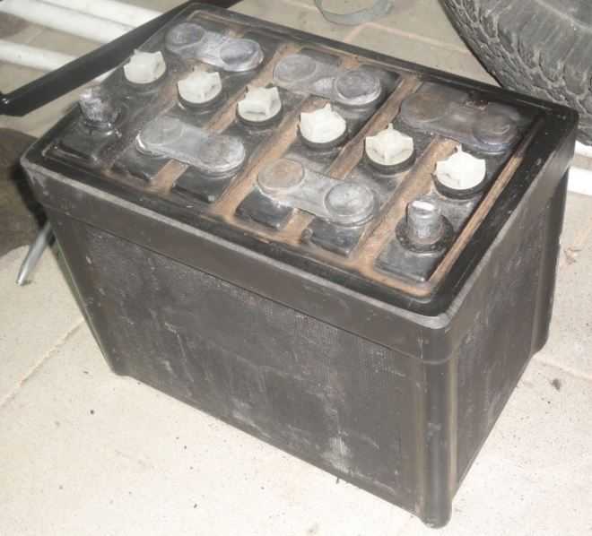 Старый обслуживаемый сурьмянистый автомобильный аккумулятор