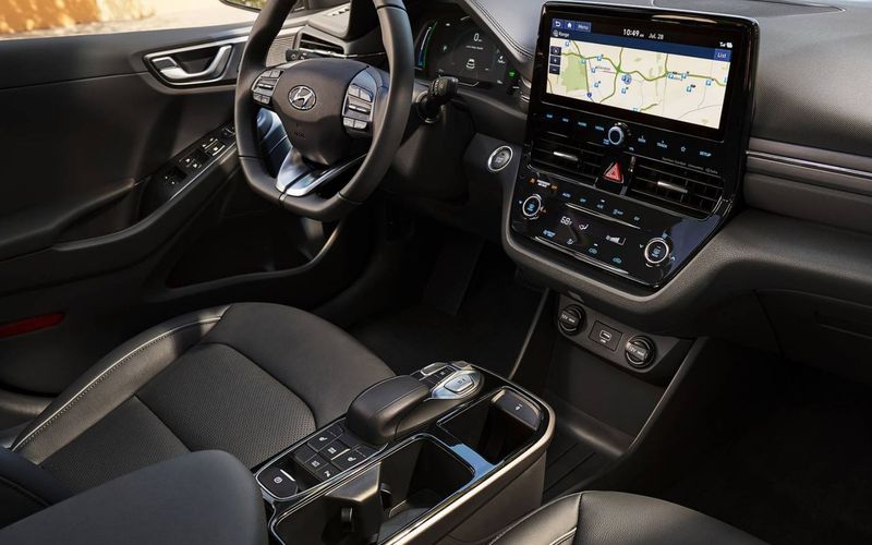 Водительское место, приборная панель, центральная консоль в салоне Ioniq Electric