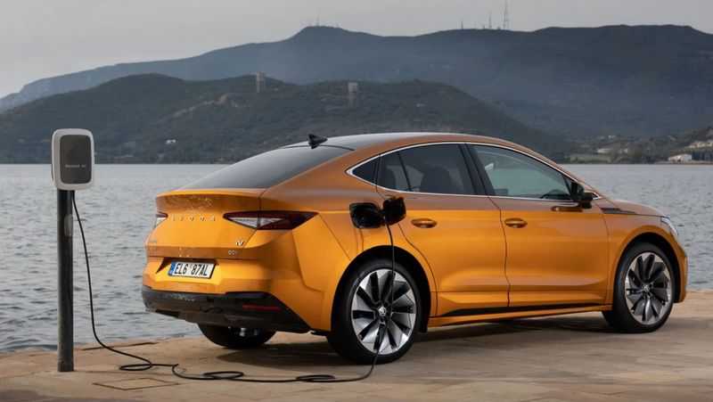 Электромобиль Enyaq Coupe iV на зарядке