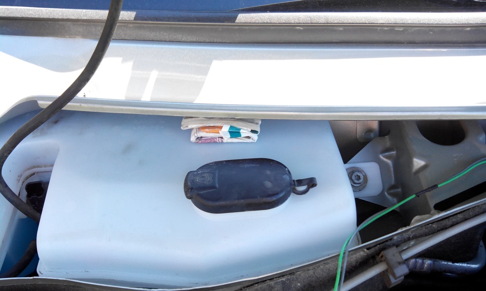 Бачок стеклоомывателя под капотом Ларгус Бочек с жидкостью для чистки стекла