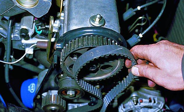 Демонтаж ремня Старый ремень снимают