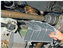 Демонтаж рулевой рейки Снимают рулевую рейку