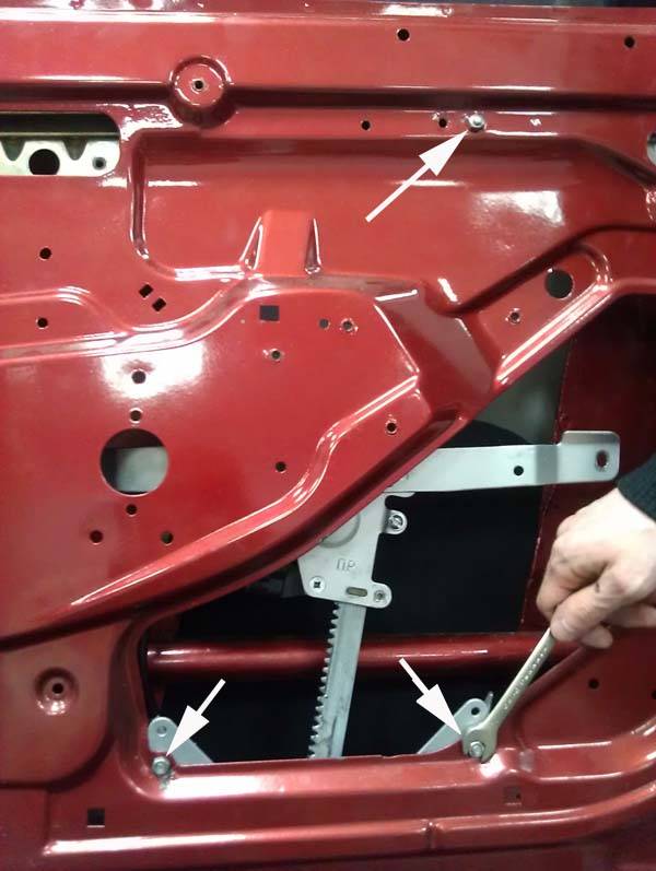 Как добраться до механизма Как добраться до механизма стеклоподъемника