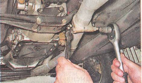 Мастер за работой Демонтаж приемной трубы