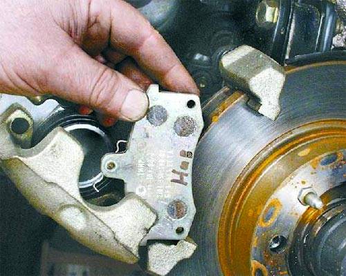 Меняем колодки Выполняется замена колодок