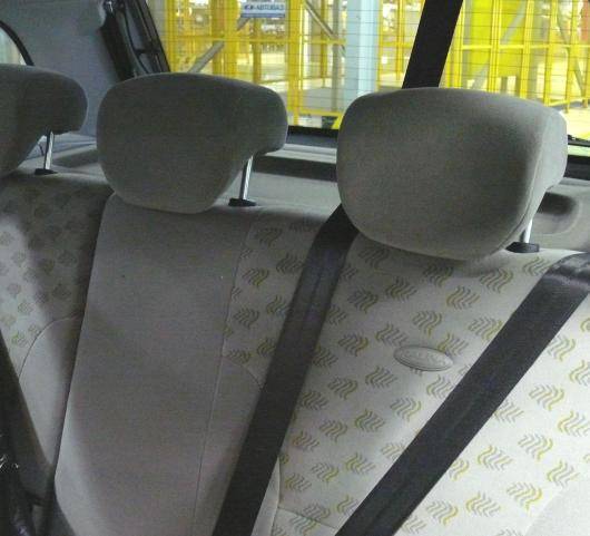 Подголовники для задних кресел Установлены подголовники задних сидений