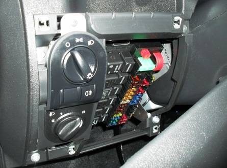 Расположение блока Расположение блока в авто