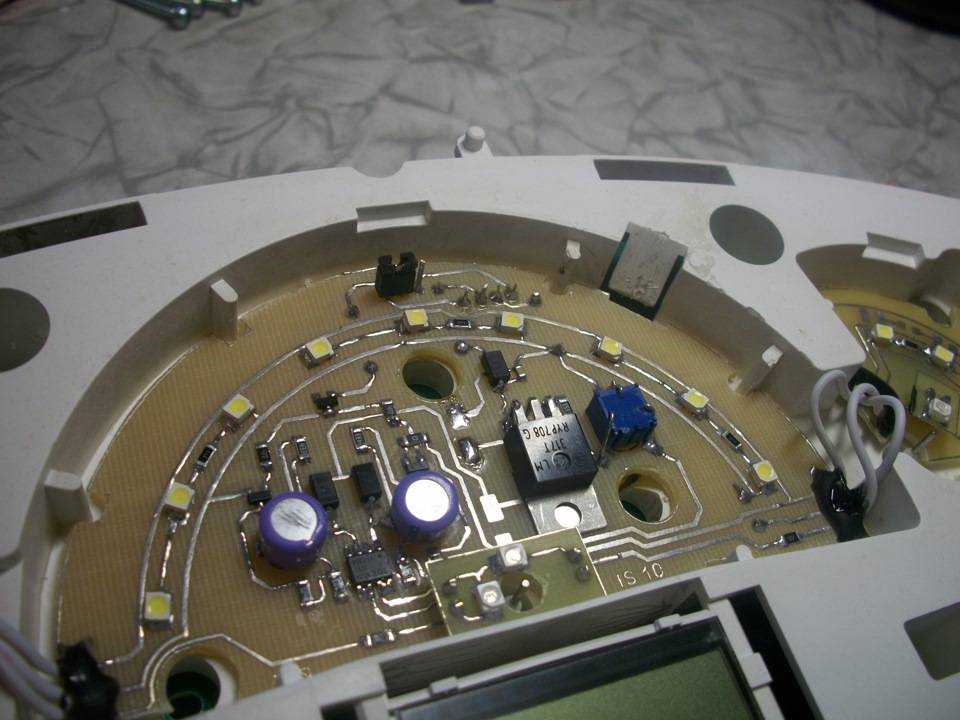 Разобранная панель Приборная панель разобрана