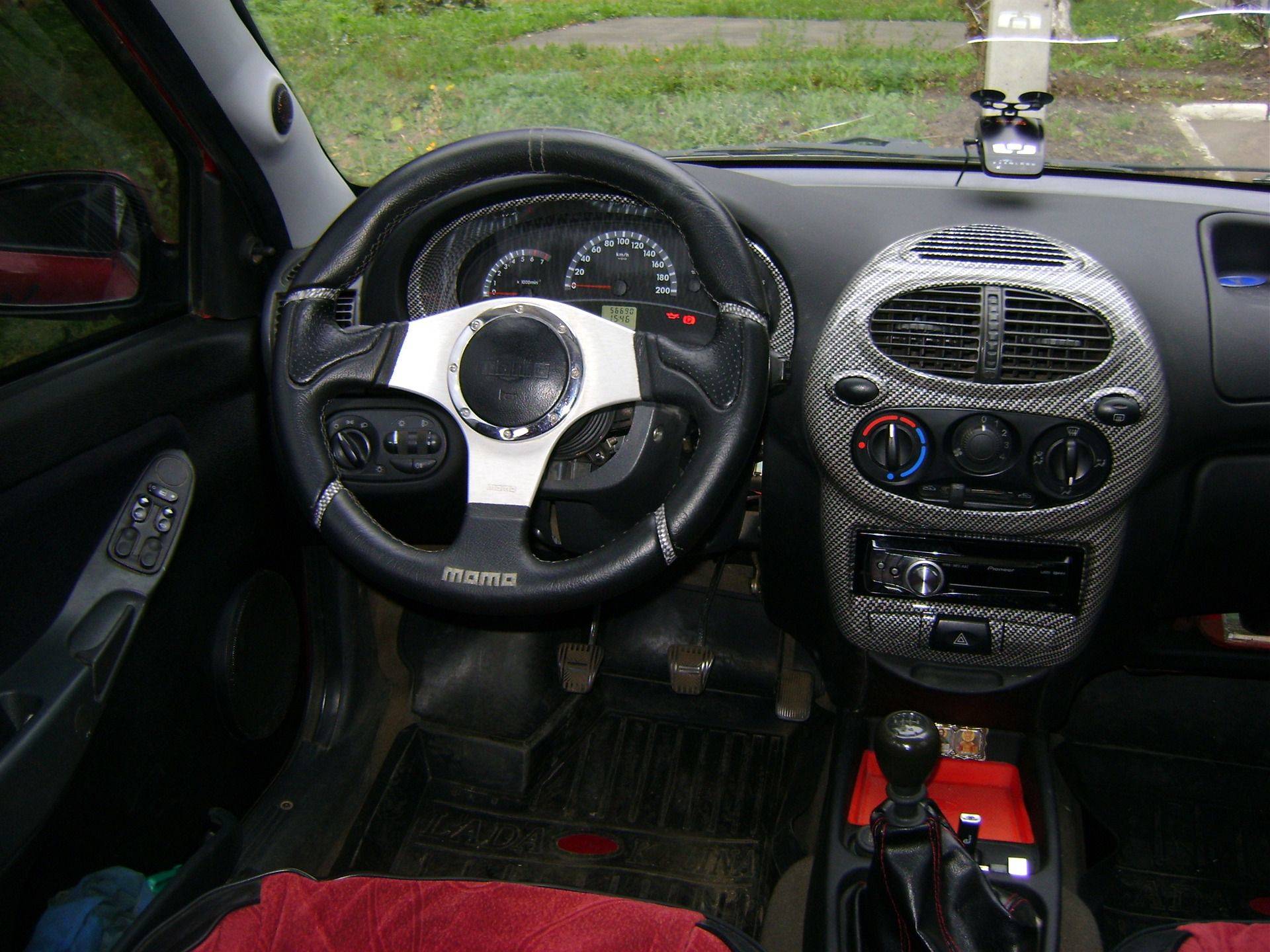 Салон авто обклеен карбоновой плёнкой