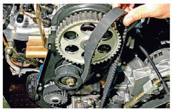 Снимаем ремень Удаляем старый ремень