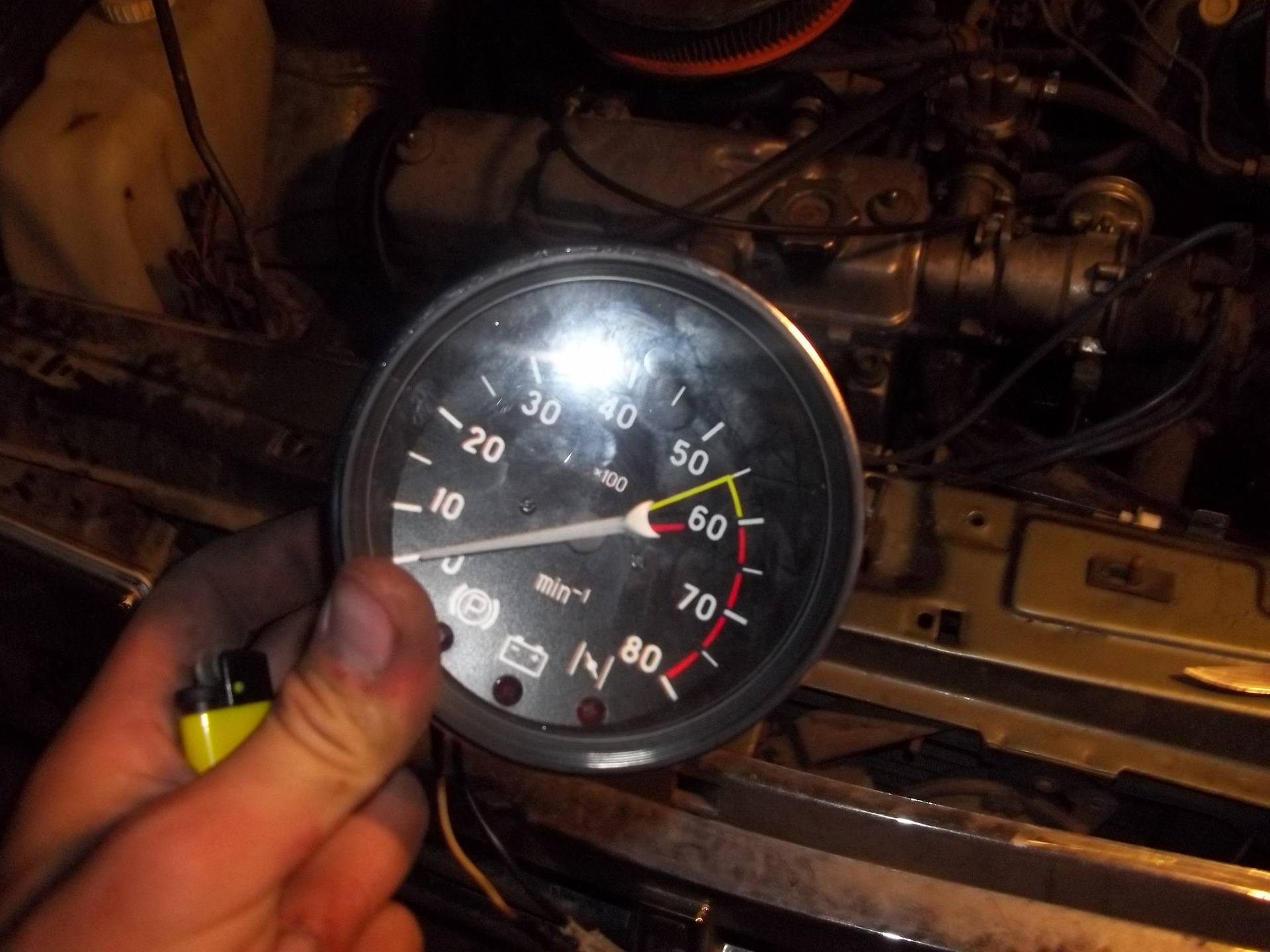 Следите за показаниями тахометра Показания тахометра