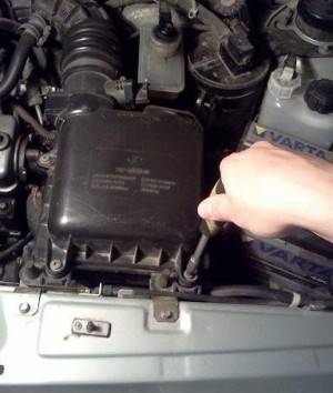 Проверяем воздушный фильтр