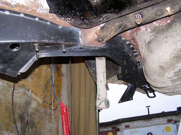 Выполняется замена Меняем заднюю балку