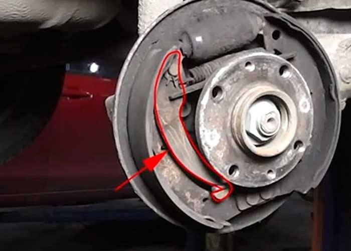 Задние колодки Вот здесь меняют задние колодки