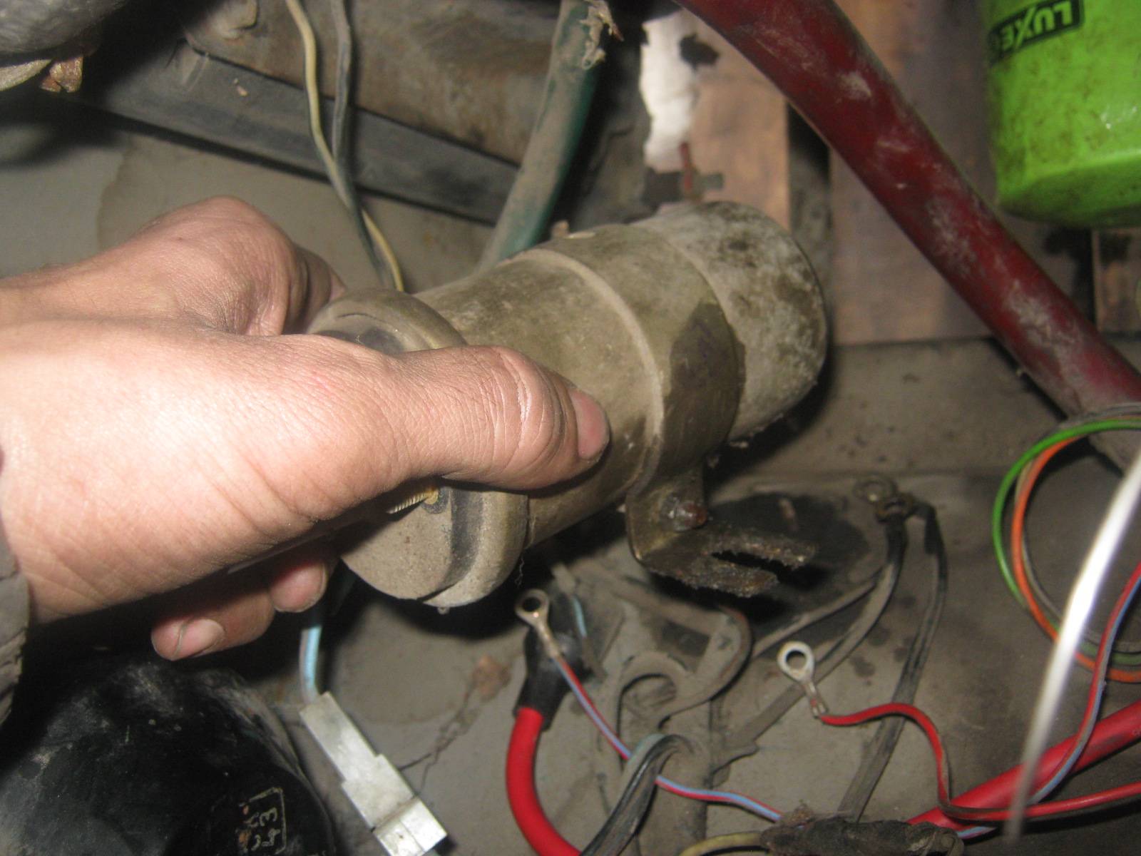 Замена Мастер меняет деталь