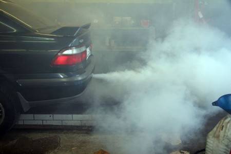 Черный дым из глушителя Дым из глушителя