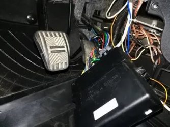 Где стоит блок сигнализации на приоре?