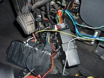 Где стоит блок сигнализации на приоре?