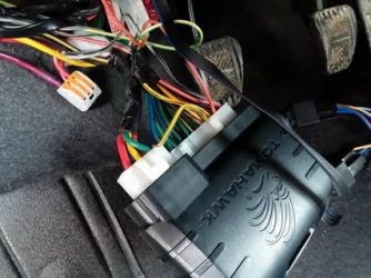 Где стоит блок сигнализации на приоре?