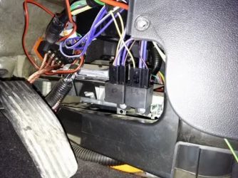 Где стоит блок сигнализации на приоре?