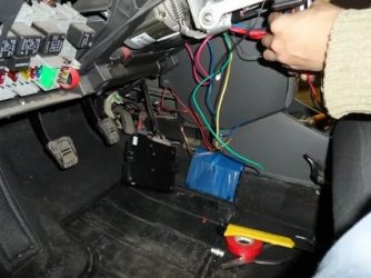 Где стоит блок сигнализации на приоре?