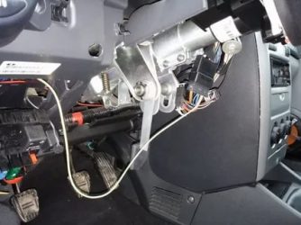 Где стоит блок сигнализации на приоре?