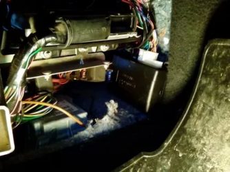 Где стоит блок сигнализации на приоре?