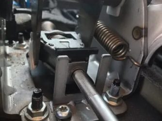 Как натянуть ручник на шевроле круз?