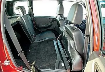 Как откинуть заднее сиденье на ниве шевроле?