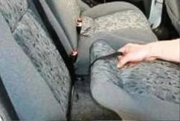 Как откинуть заднее сиденье на ниве шевроле?