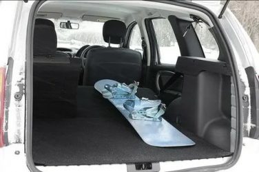 Как откинуть заднее сиденье на ниве шевроле?