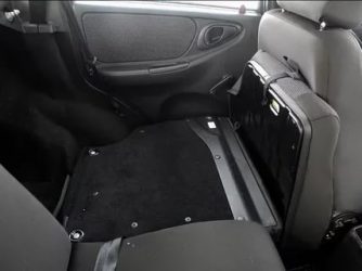 Как откинуть заднее сиденье на ниве шевроле?