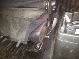 Как откинуть заднее сиденье на ниве шевроле?