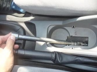 Как отрегулировать ручной тормоз на шевроле лачетти?